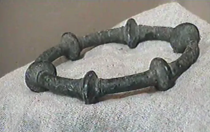 Objet en bronze de l’âge du fer celtique conservé dans une collection archéologique.