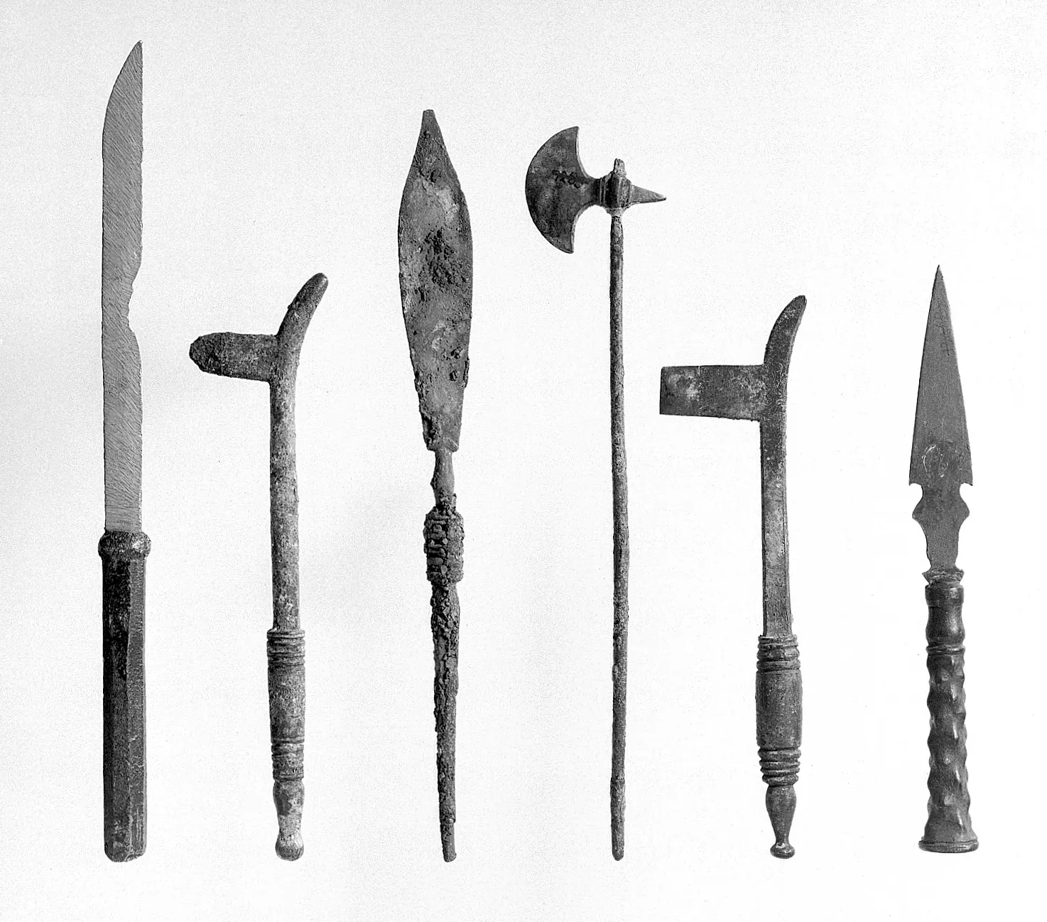 Instruments médicaux gréco-romains en bronze conservés dans une collection historique.